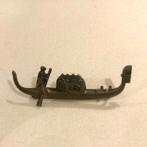 Beautifully detailed antique Italian Venetian gondolier and boat pin.